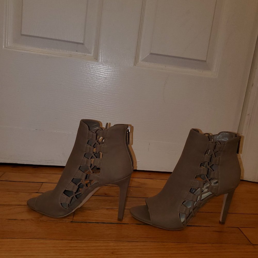 BCBGeneration Taupe Gladiator Shoes - 7.5 - Picture 4 of 6